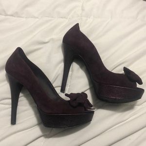 Guess by Marciano peep toe suede pumps